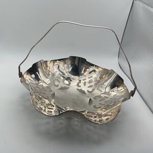 Leonard Silver Plated Pierced Bon Bon Basket w/ Handle 7.5” Vintage Dish